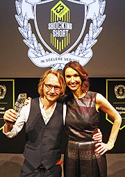 13th Street Shocking Short 2018 Gewinner Michael Podogil, und Gastgeberin Katharina Behrends ©Foto: 2018 Gert Krautbauer für 13th STREET 